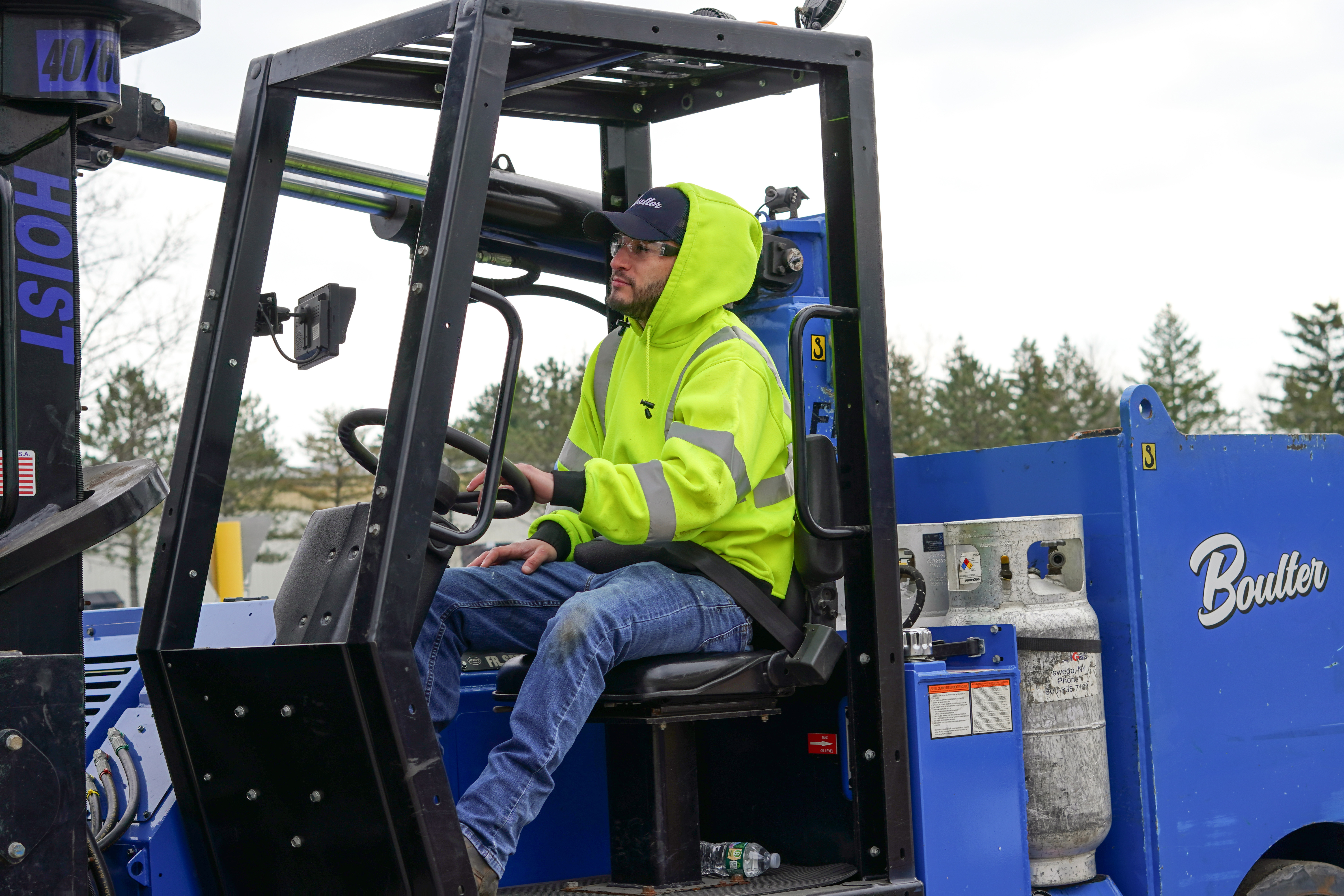 40/60 Hoist forklift moving heavy machinery into building